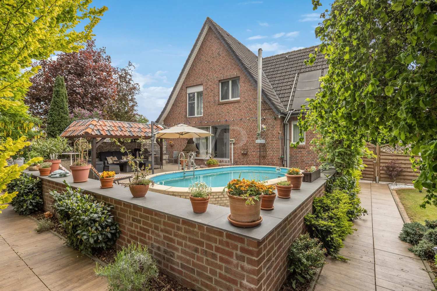 Rückansicht mit Terrasse und Poolanlage