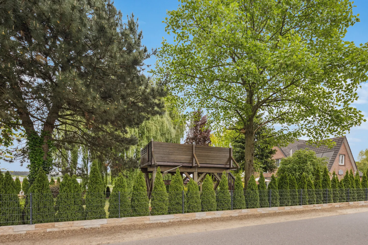 Straßenansicht mit wertiger Einfriedung