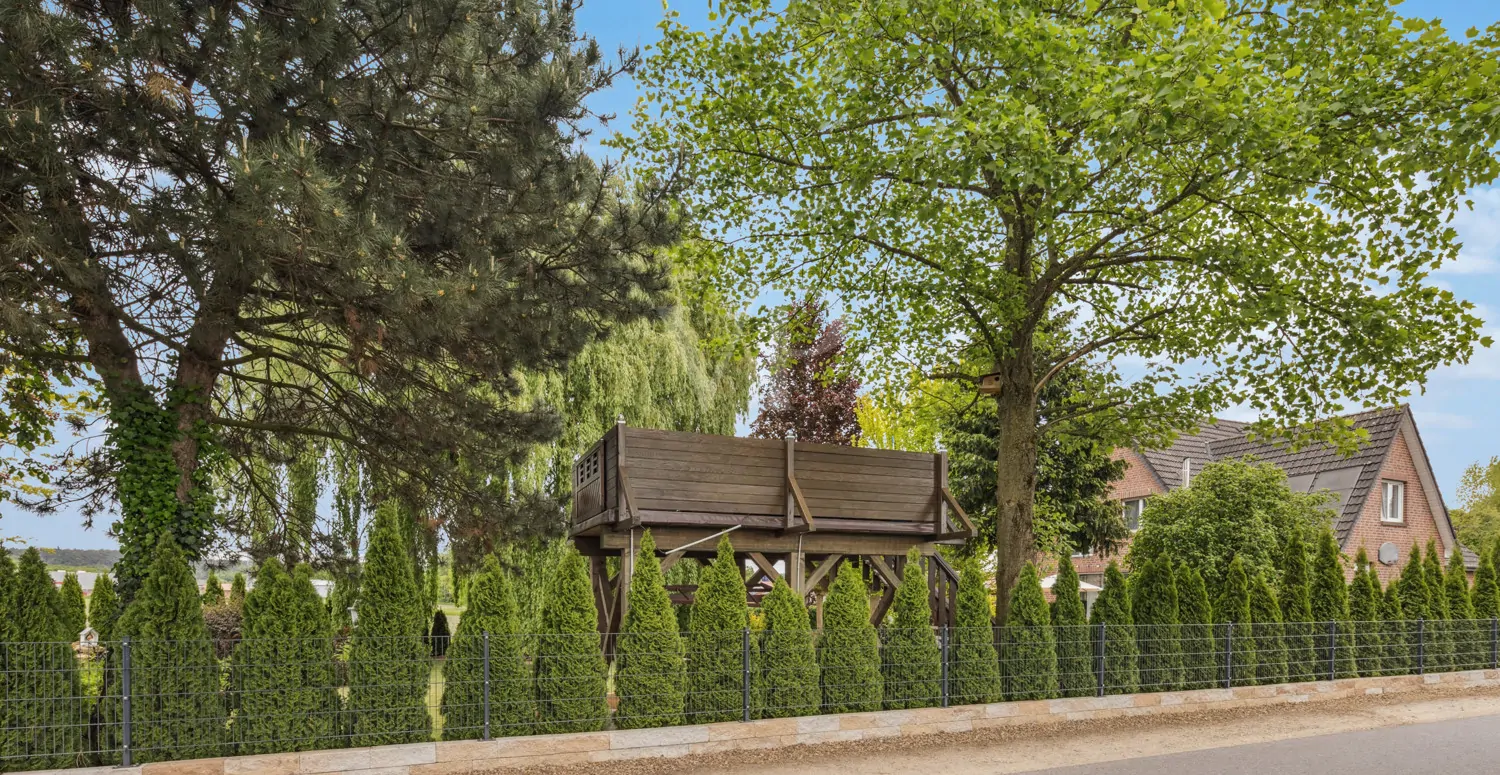 Straßenansicht mit wertiger Einfriedung