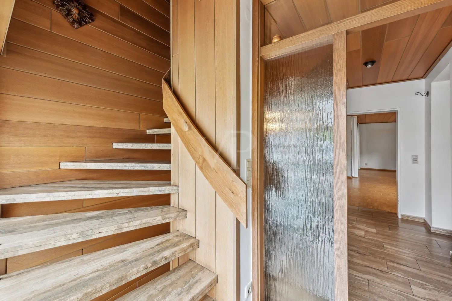 Flur mit Treppenaufgang