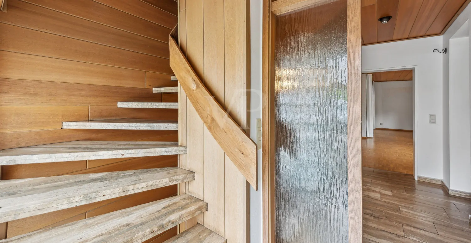 Flur mit Treppenaufgang