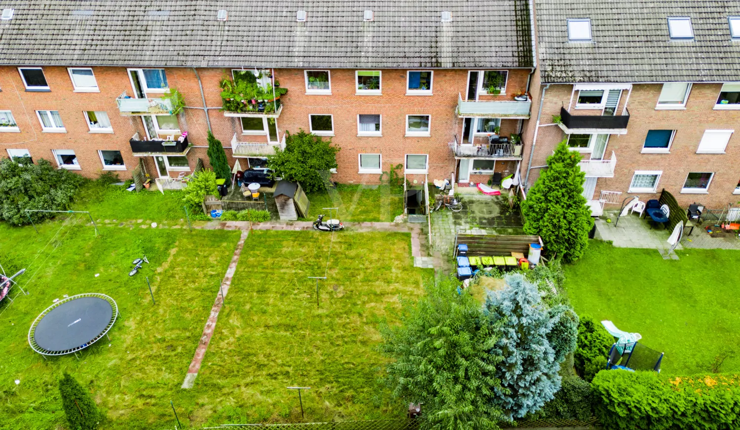 Luftbildaufnahme Frontansicht / Gartenbereich