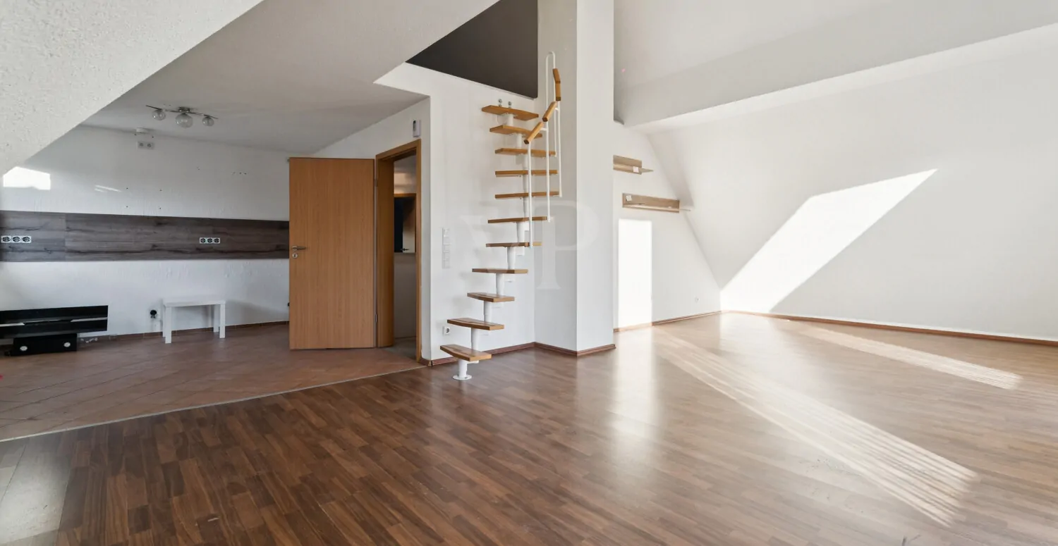 Wohnbereich DG mit Wendeltreppe zum Spitzboden/ WE 2