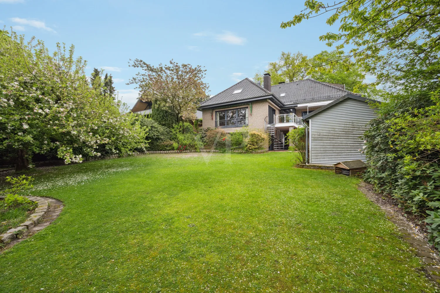 Blick vom Garten rechts