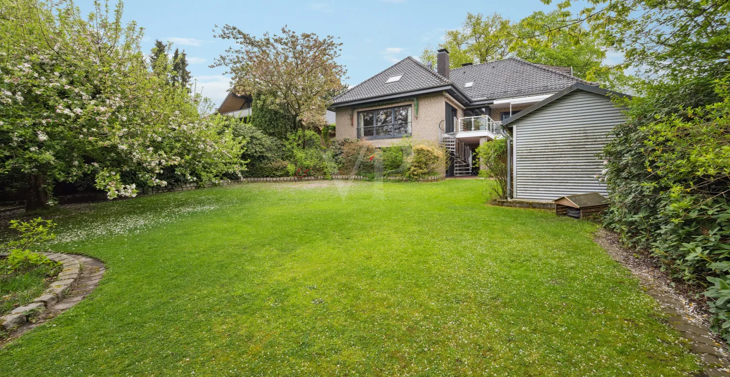 Blick vom Garten rechts