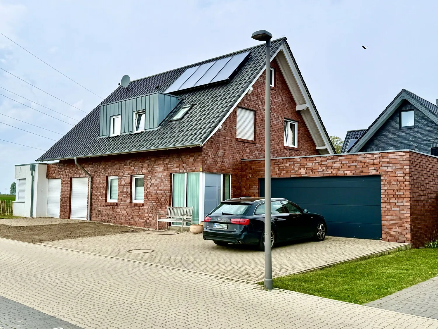 Blick auf das Haus mit Doppelgarage