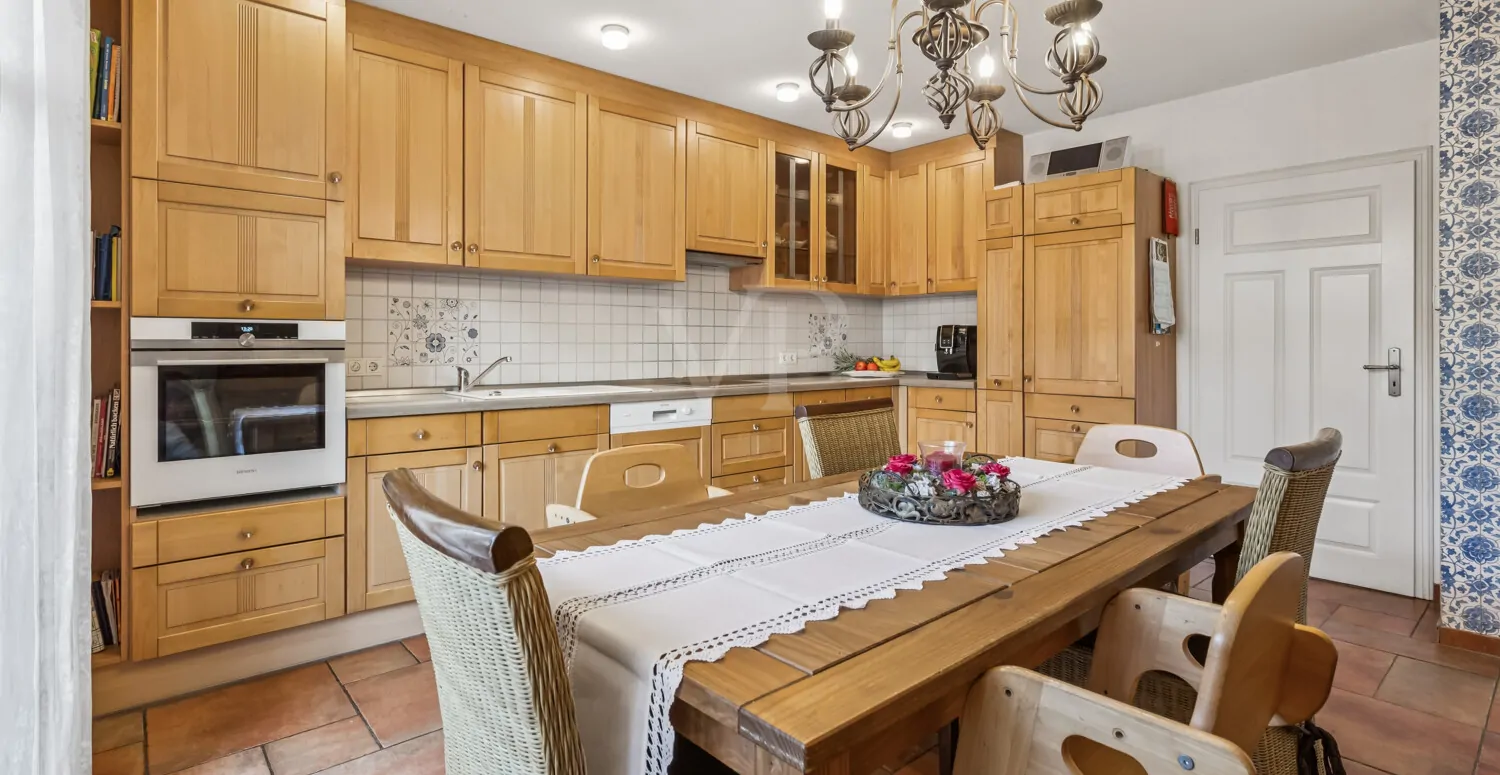 Küche mit Sitzmöglichkeit