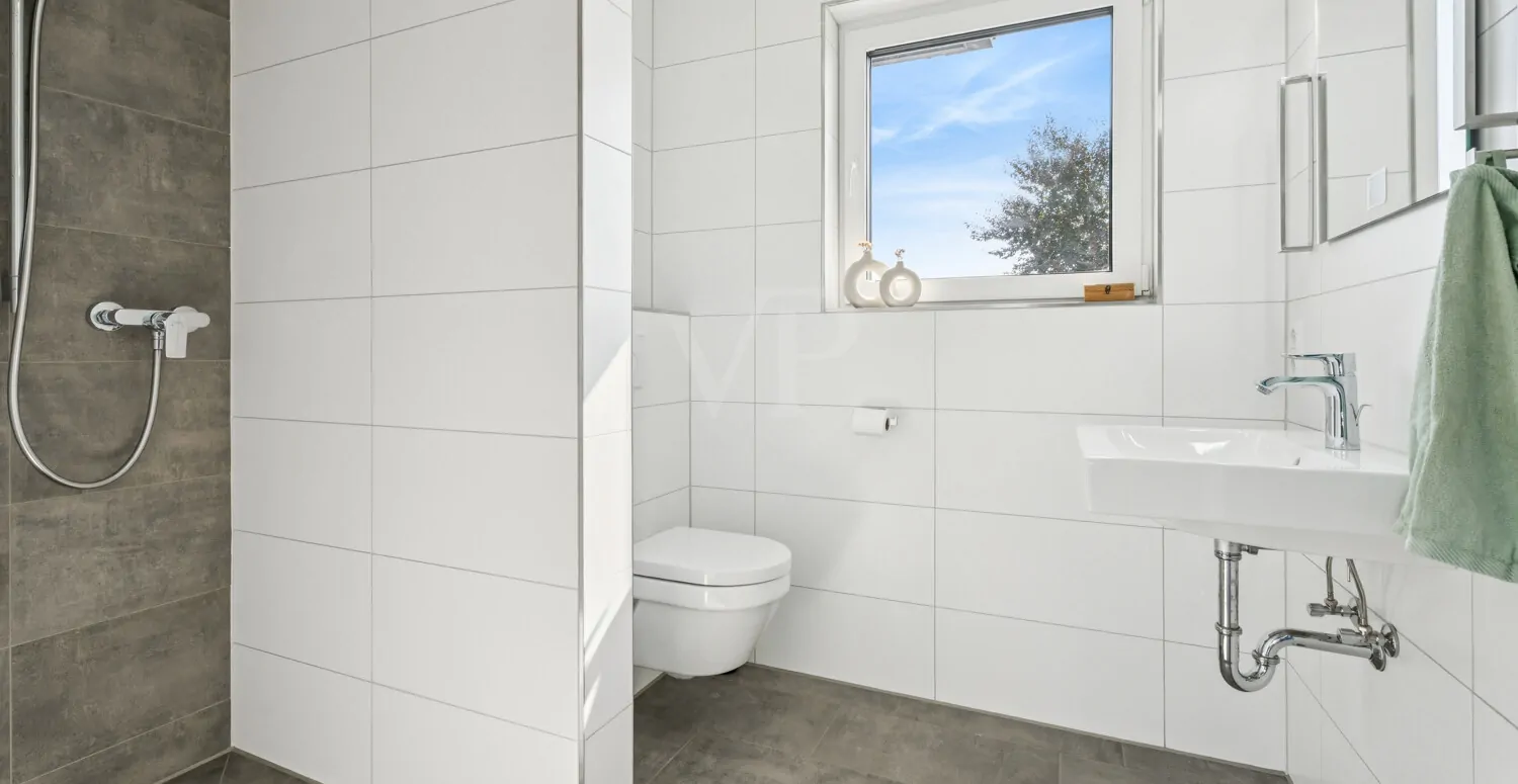 Gäste-WC mit Dusche