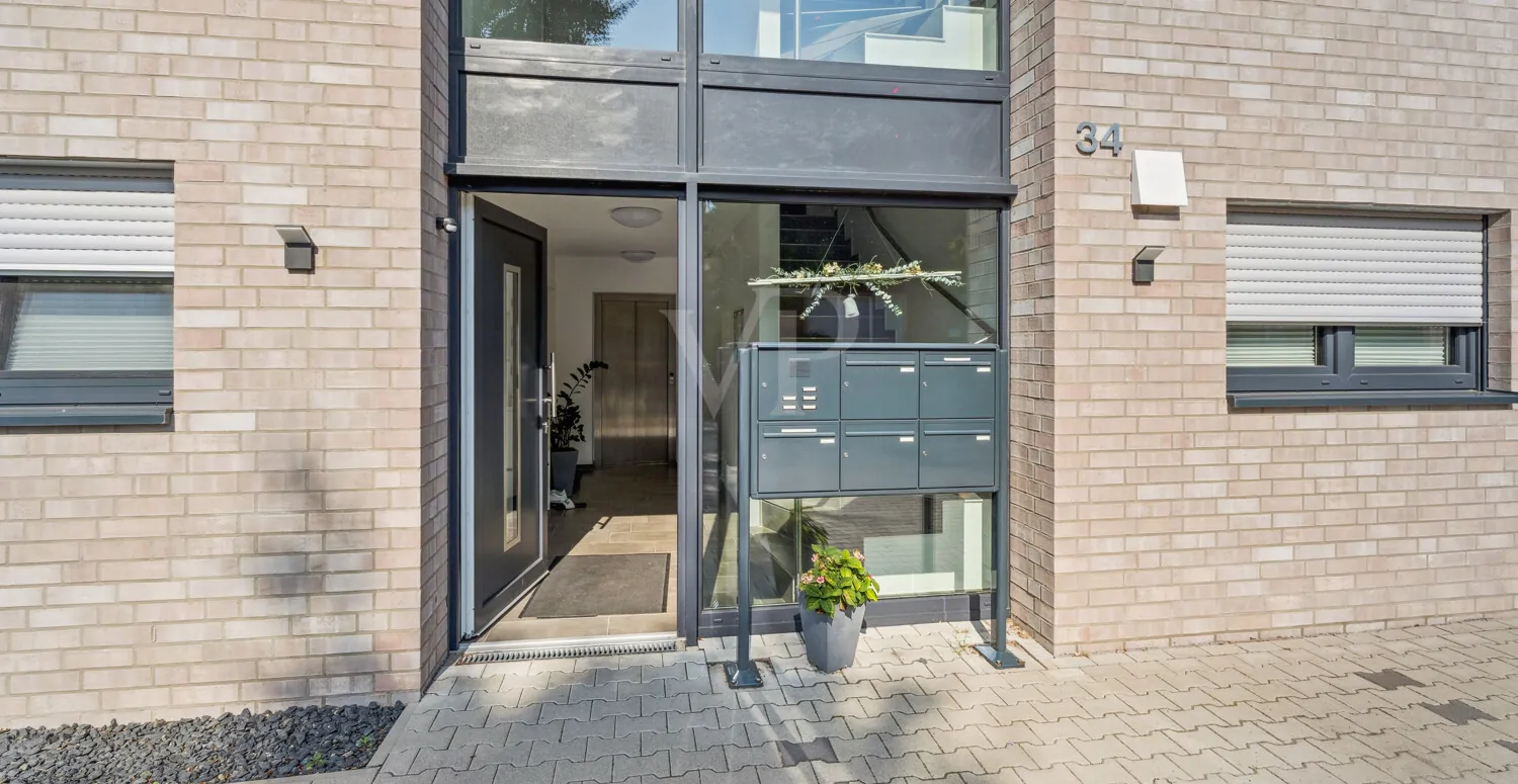 Hauseingangsbereich mit Aufzug