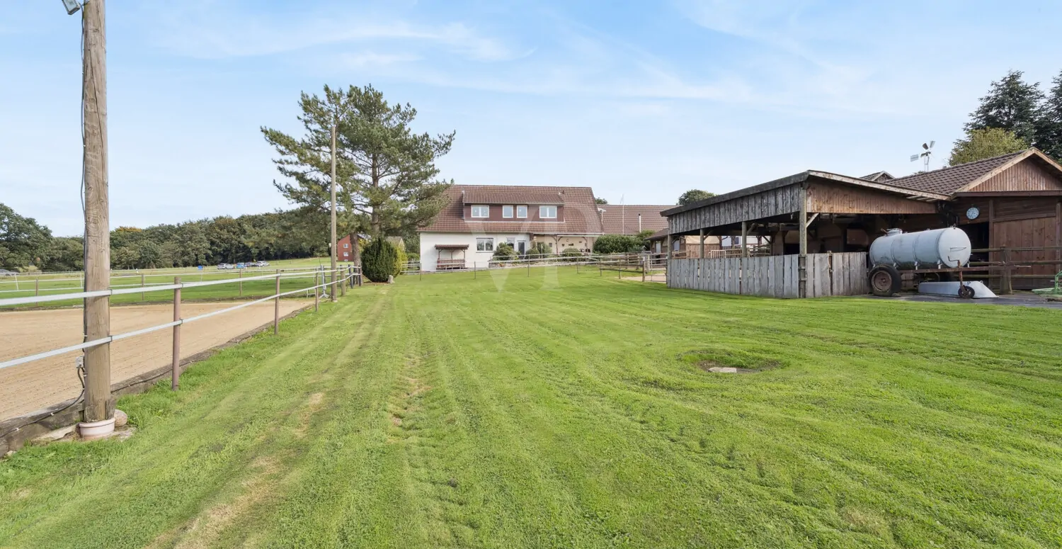 Reitplatz & Pferdescheune