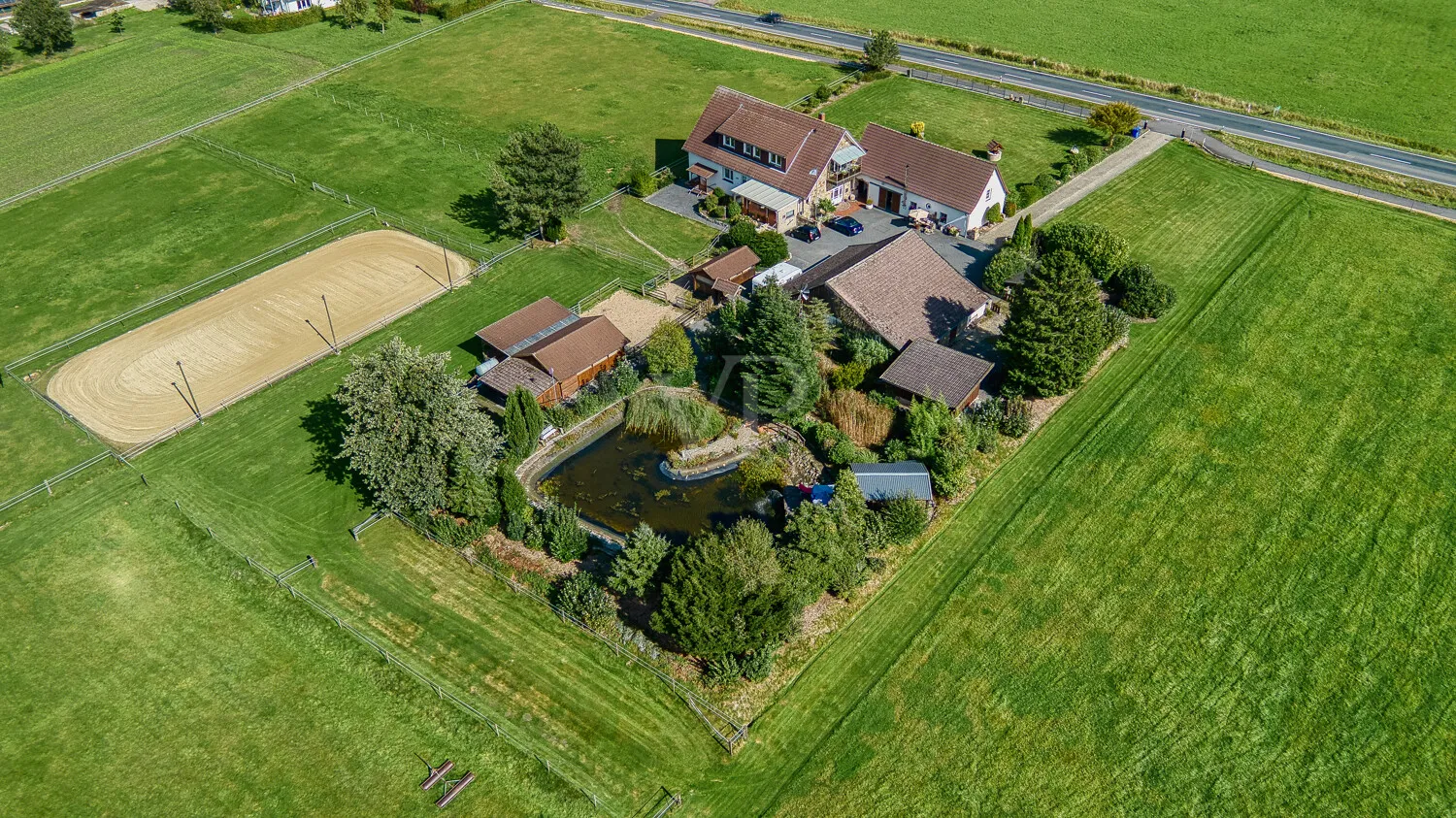 A place to arrive – a versatile farmstead with park-like grounds