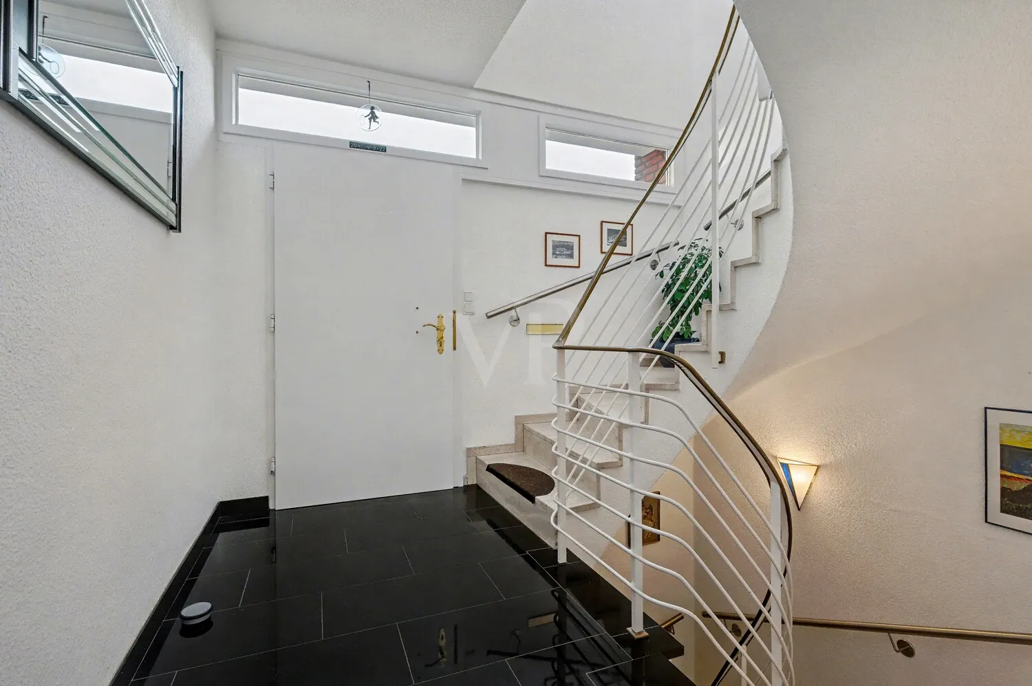 Imposantes Treppenhaus mit Granit