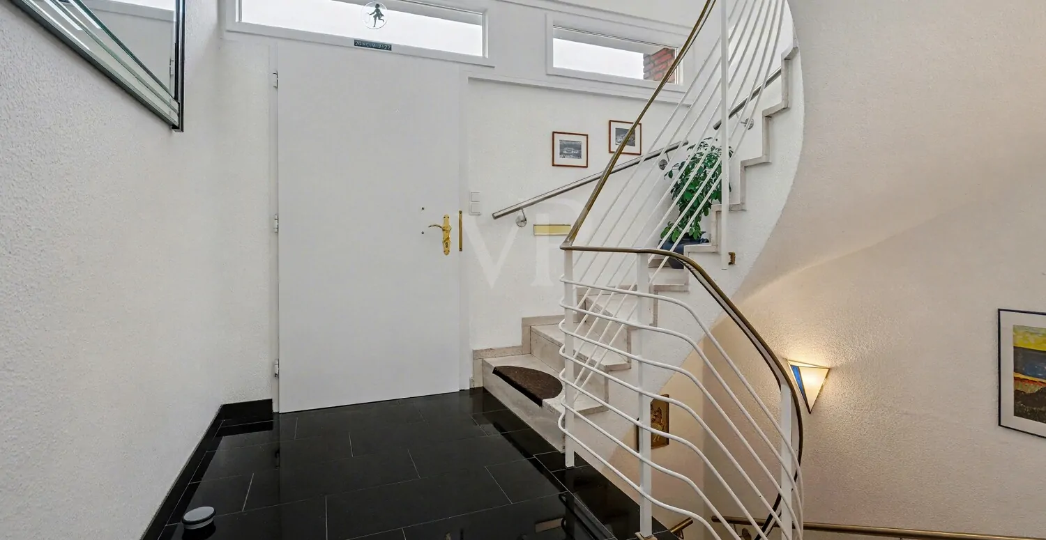 Imposantes Treppenhaus mit Granit