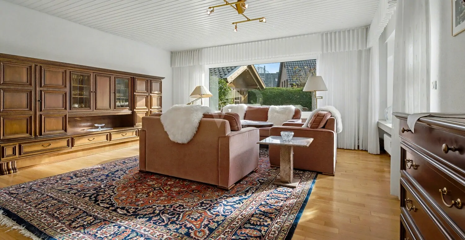 EG Helles und gradliniges Wohnzimmer