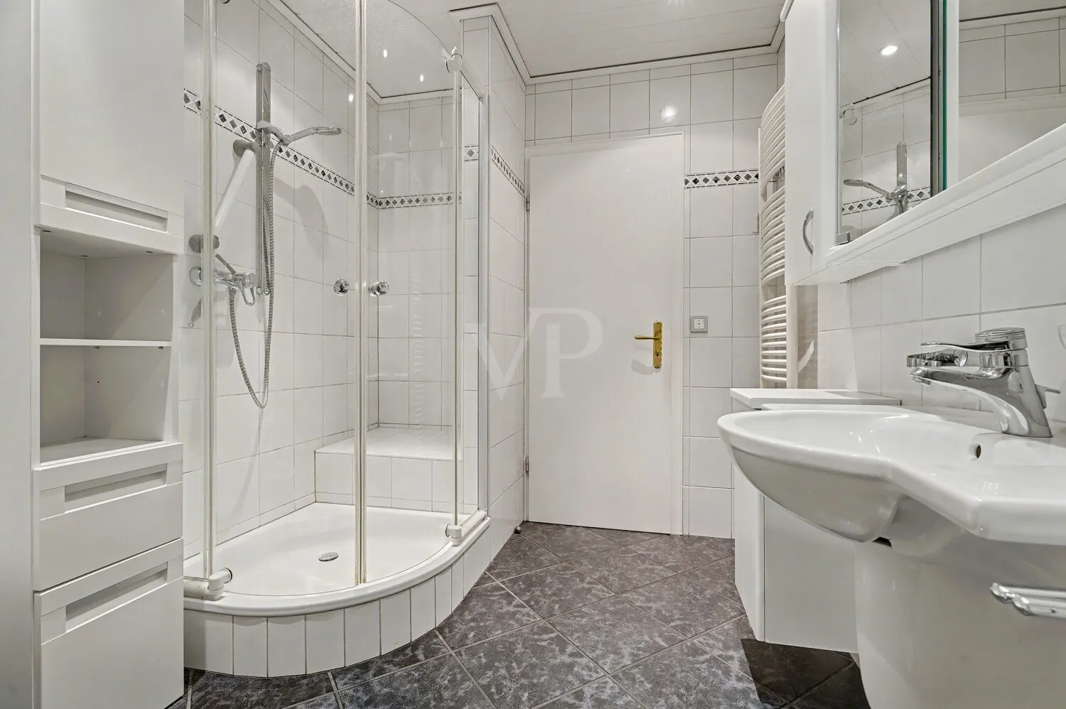 EG Familienbad mit Dusche, WC  und HWB