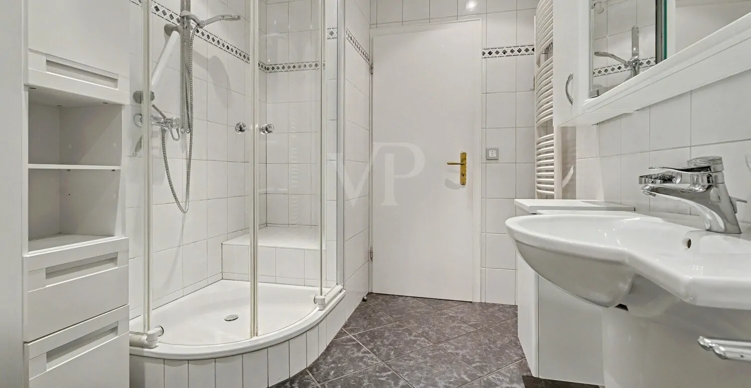 EG Familienbad mit Dusche, WC  und HWB