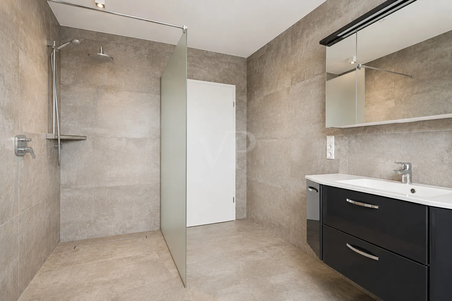 Bad mit Blick zur Dusche