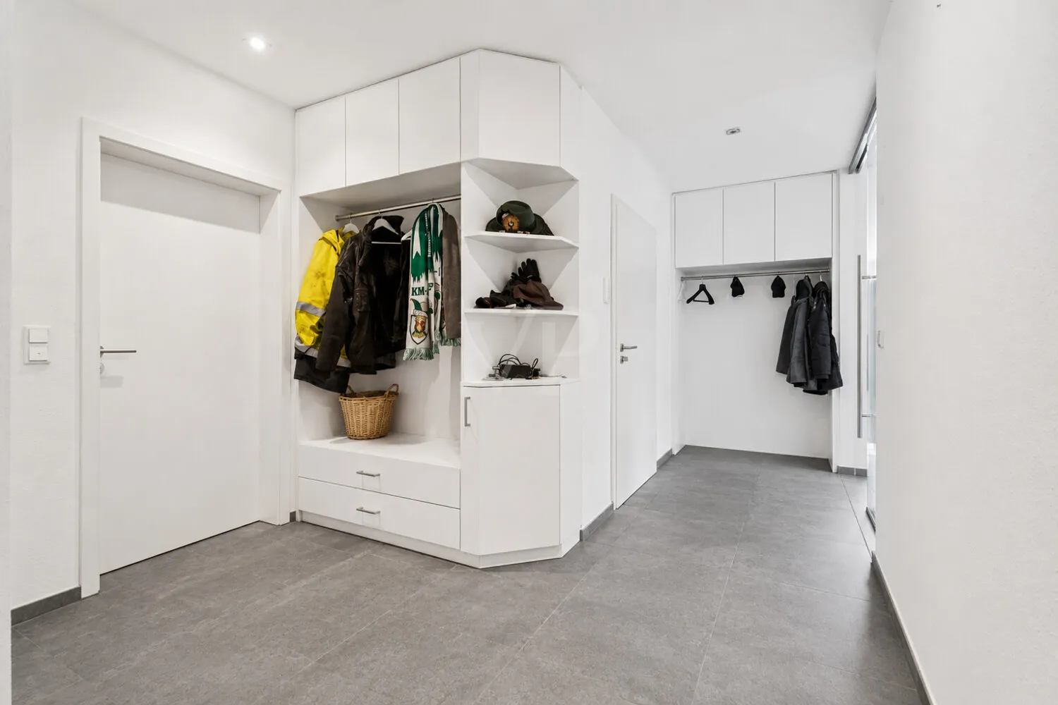 Flur/Diele mit Blick zum Garderobenschrank