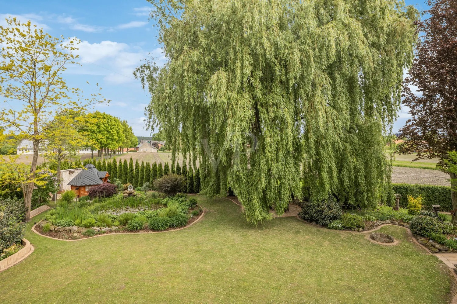 Gartenausblick von Aussichtsplattform mit Blick auf Outdoorsauna