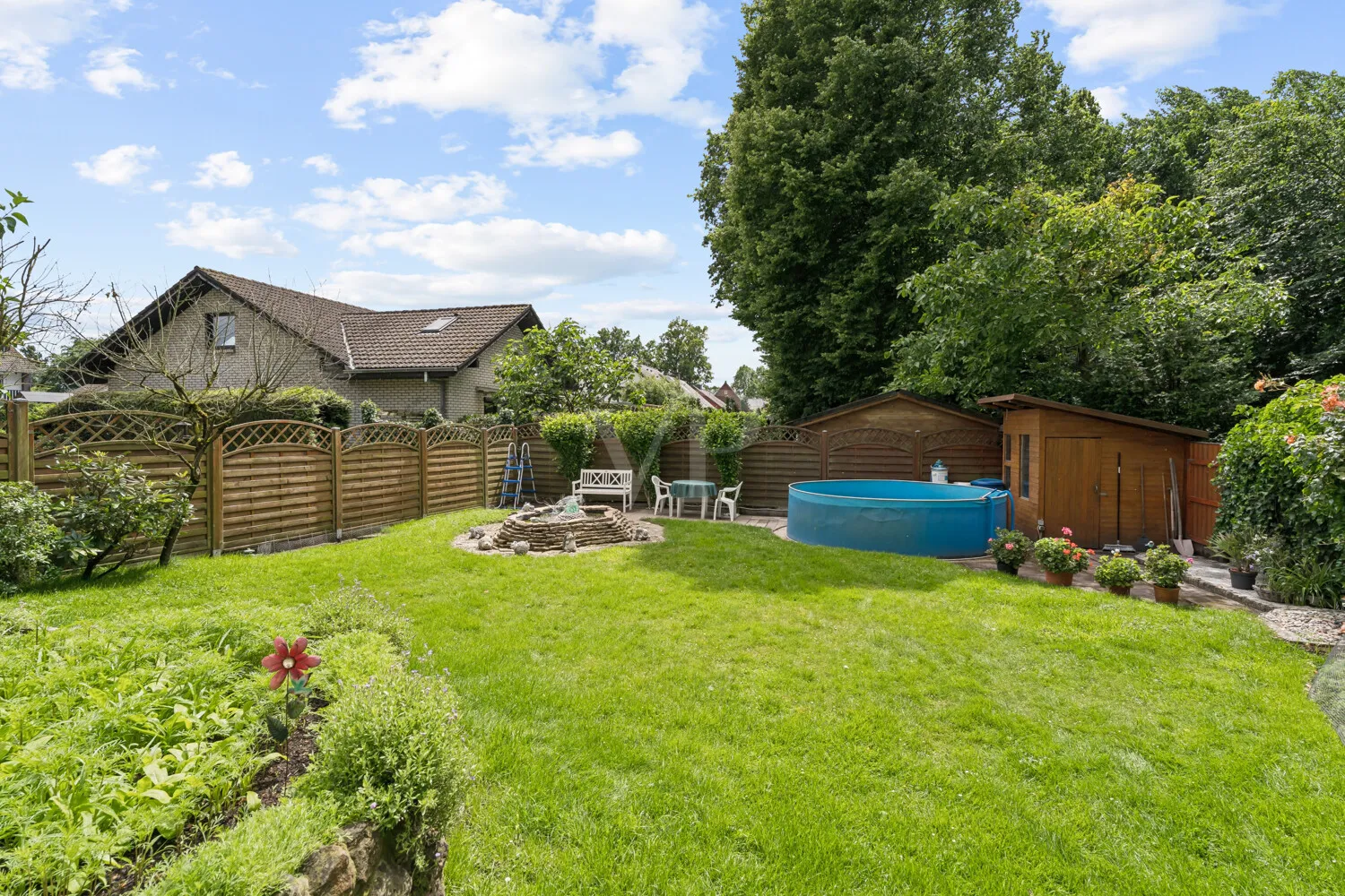 Gartenbereich mit Blick zum Pool