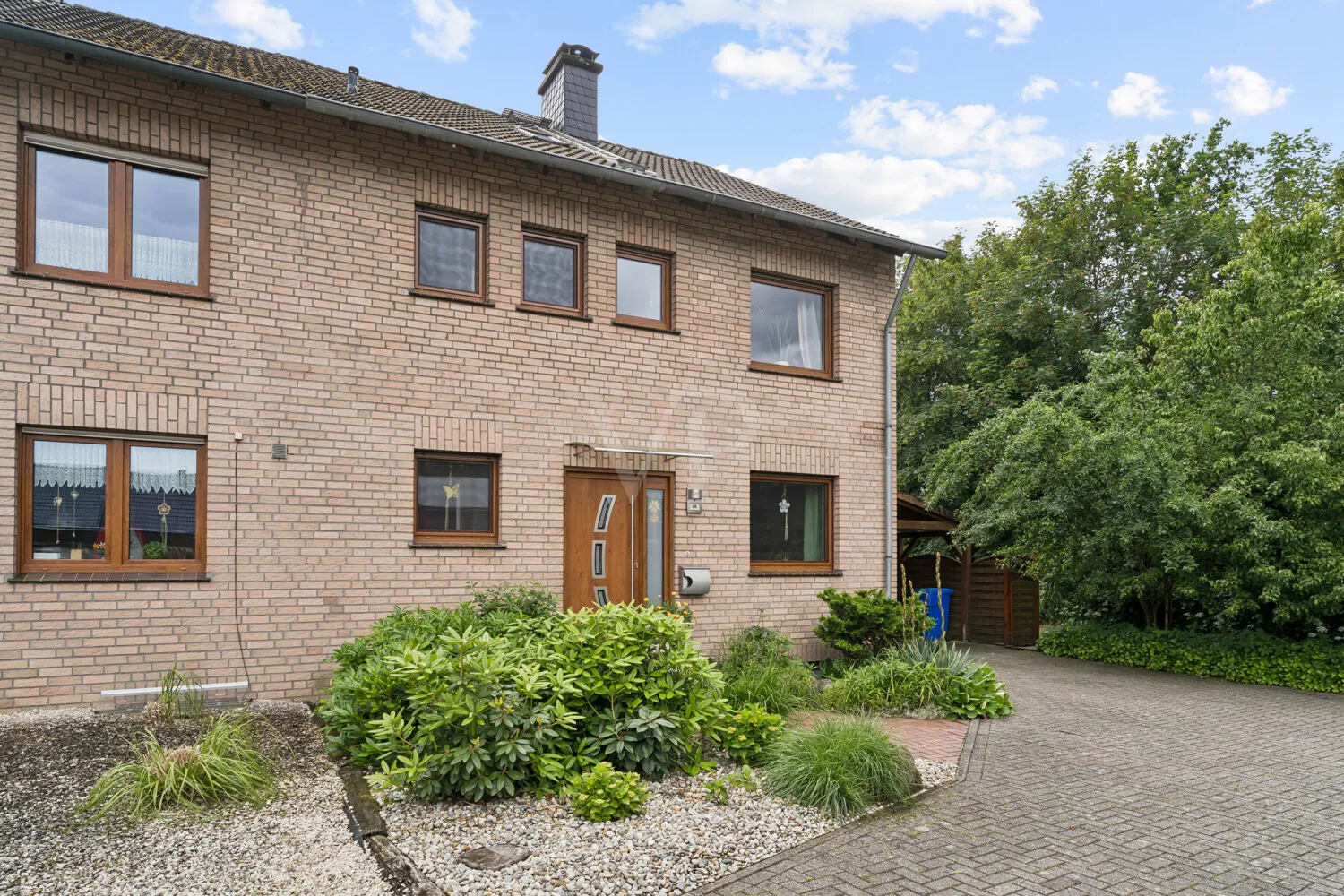 Außenansicht mit Blick von der Straße