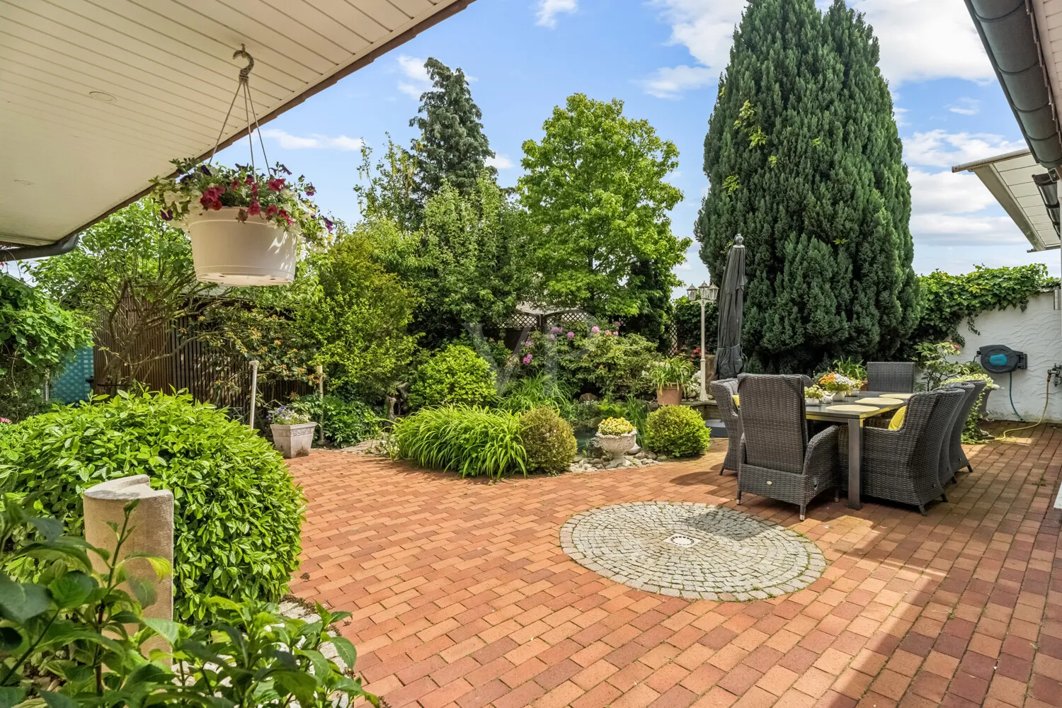 Garten mit Terrasse und Teichanlage