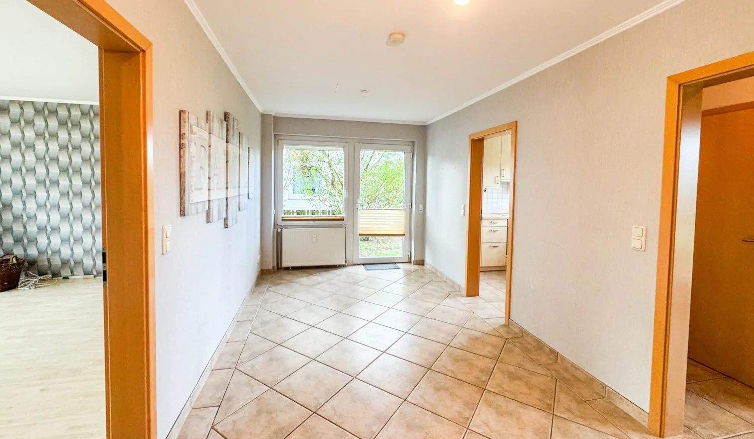 Esszimmer mit Zugang nach draußen im Erdgeschoss