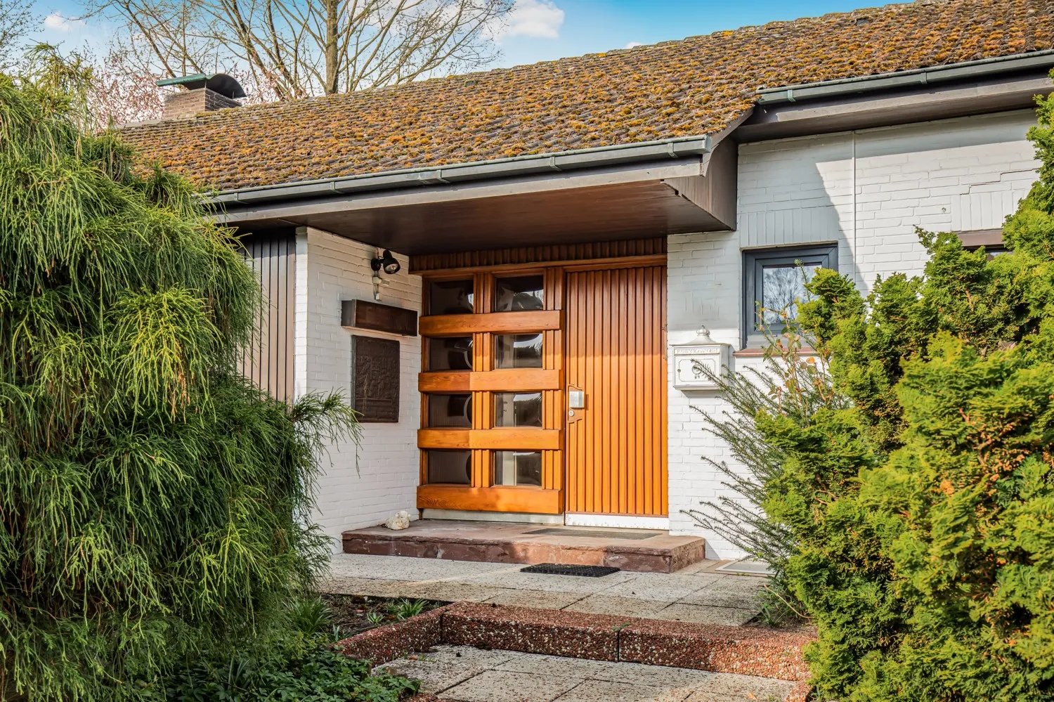 Family-friendly home - parking spaces, garage, fiber optic connection, renovated and ready to move into!