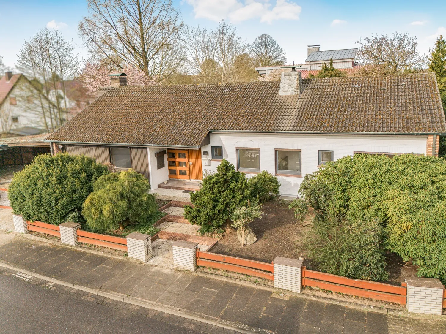 Family-friendly home - parking spaces, garage, fiber optic connection, renovated and ready to move into!