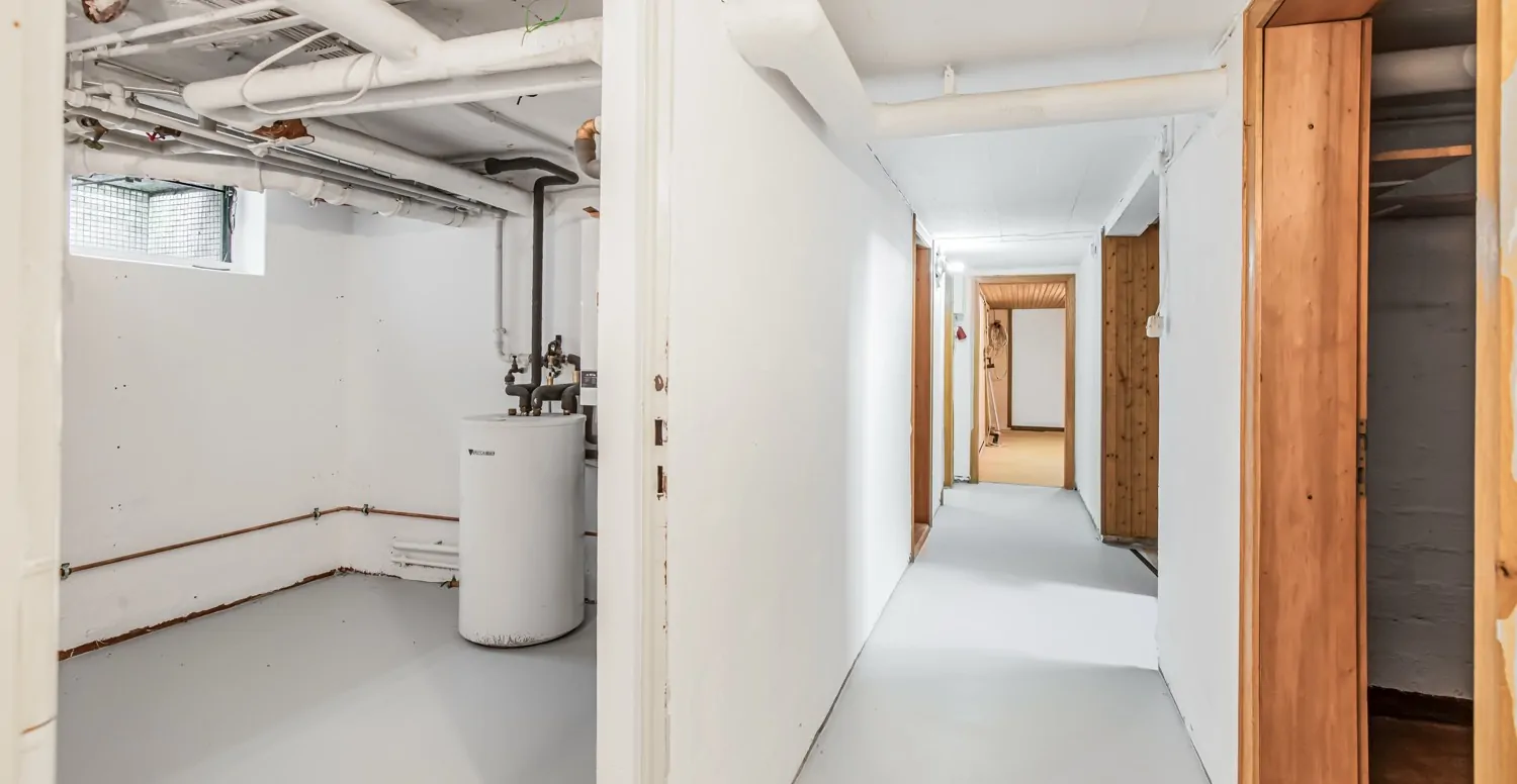 Flur mit Heizungsraum Keller