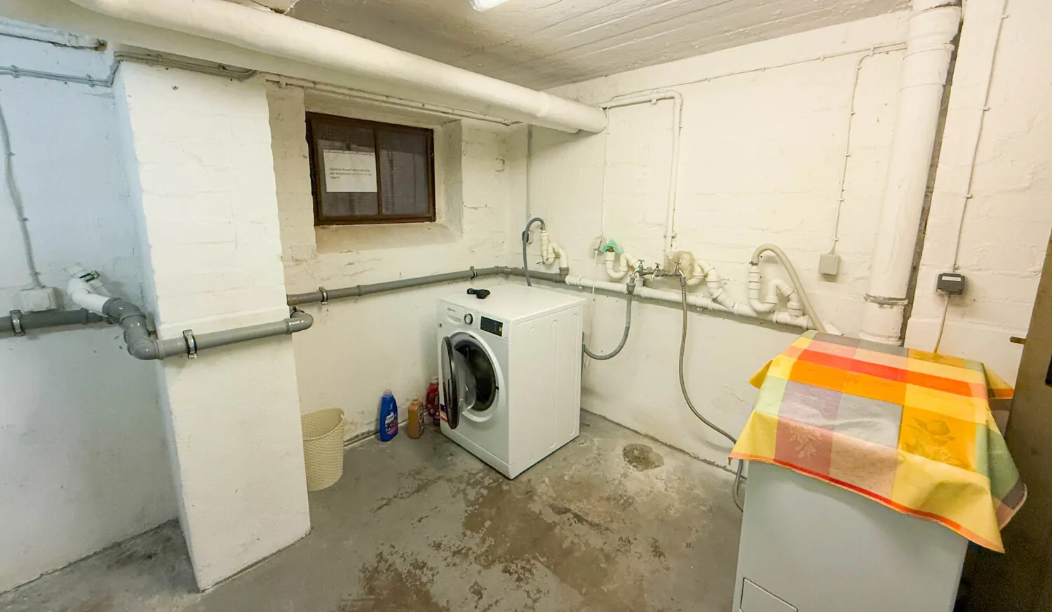 Gemeinschaftliche Waschküche im Keller