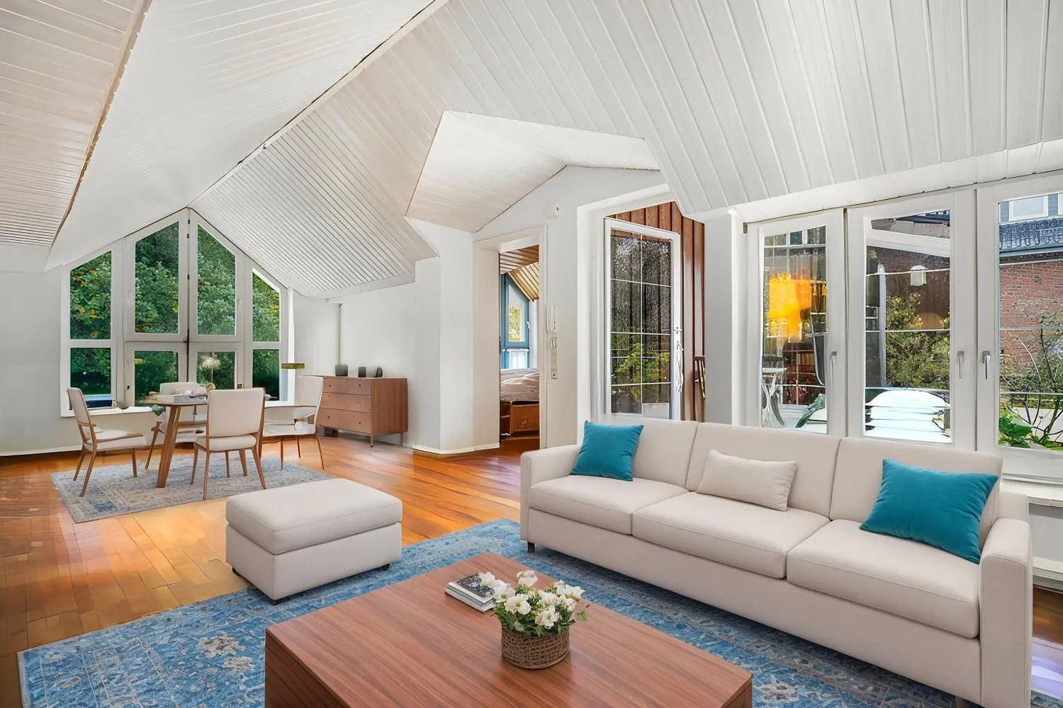 Spacious Art Nouveau villa with versatile extension in a quiet location