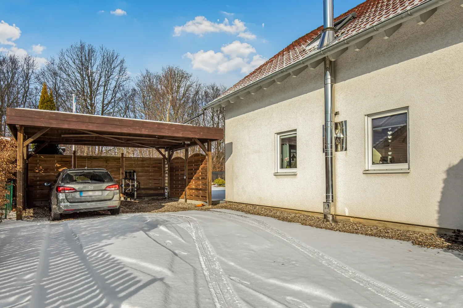 Zufahrt und Carport