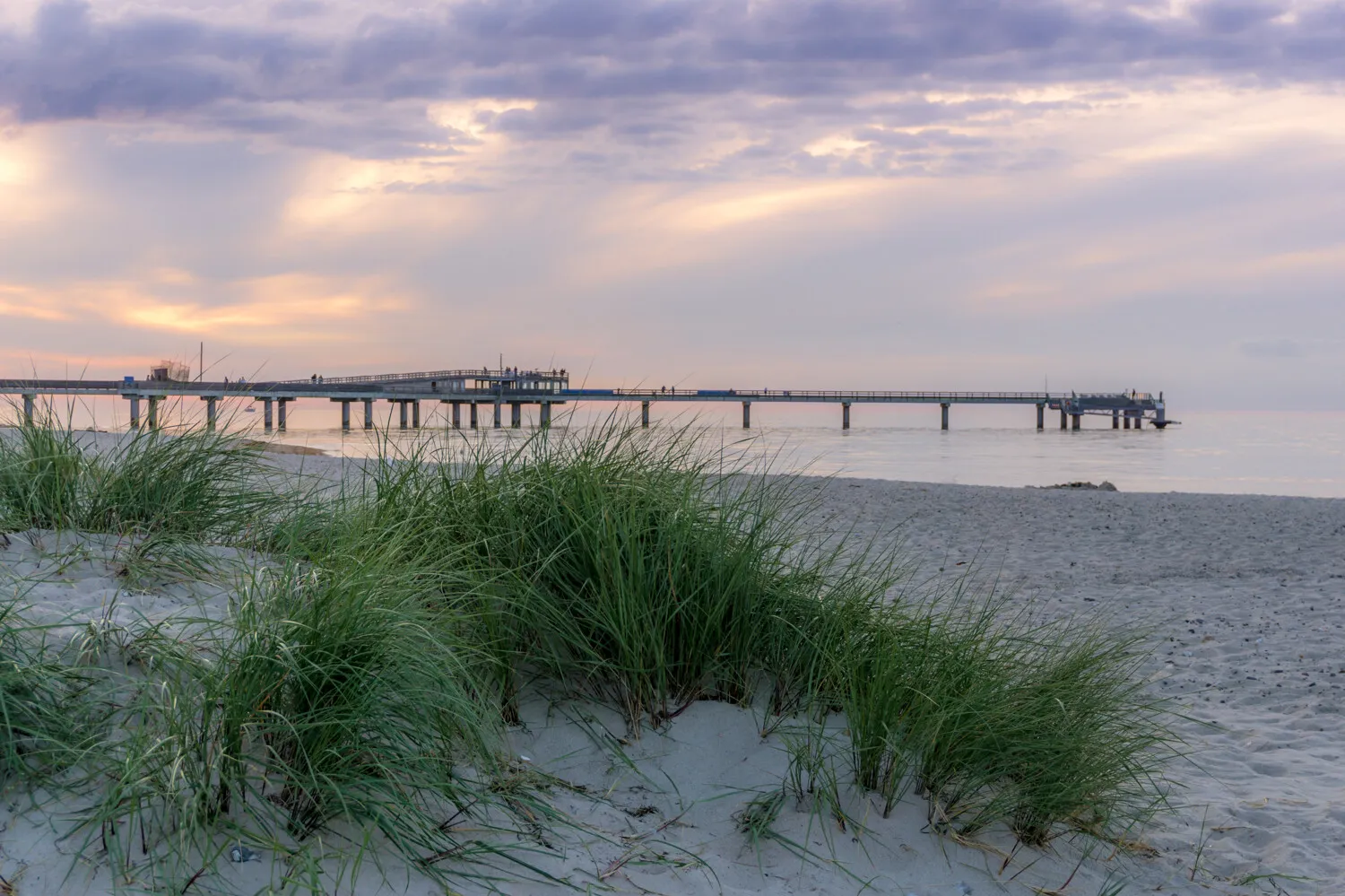 Seebrücke vom Strand aus