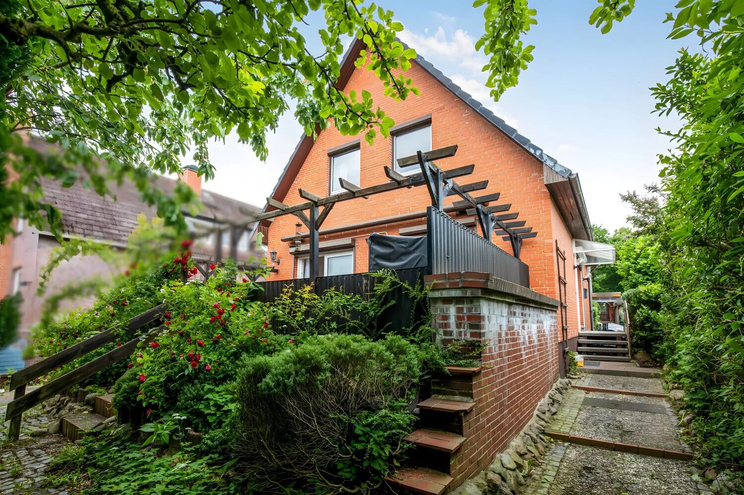 Haus zum Garten mit Terrasse
