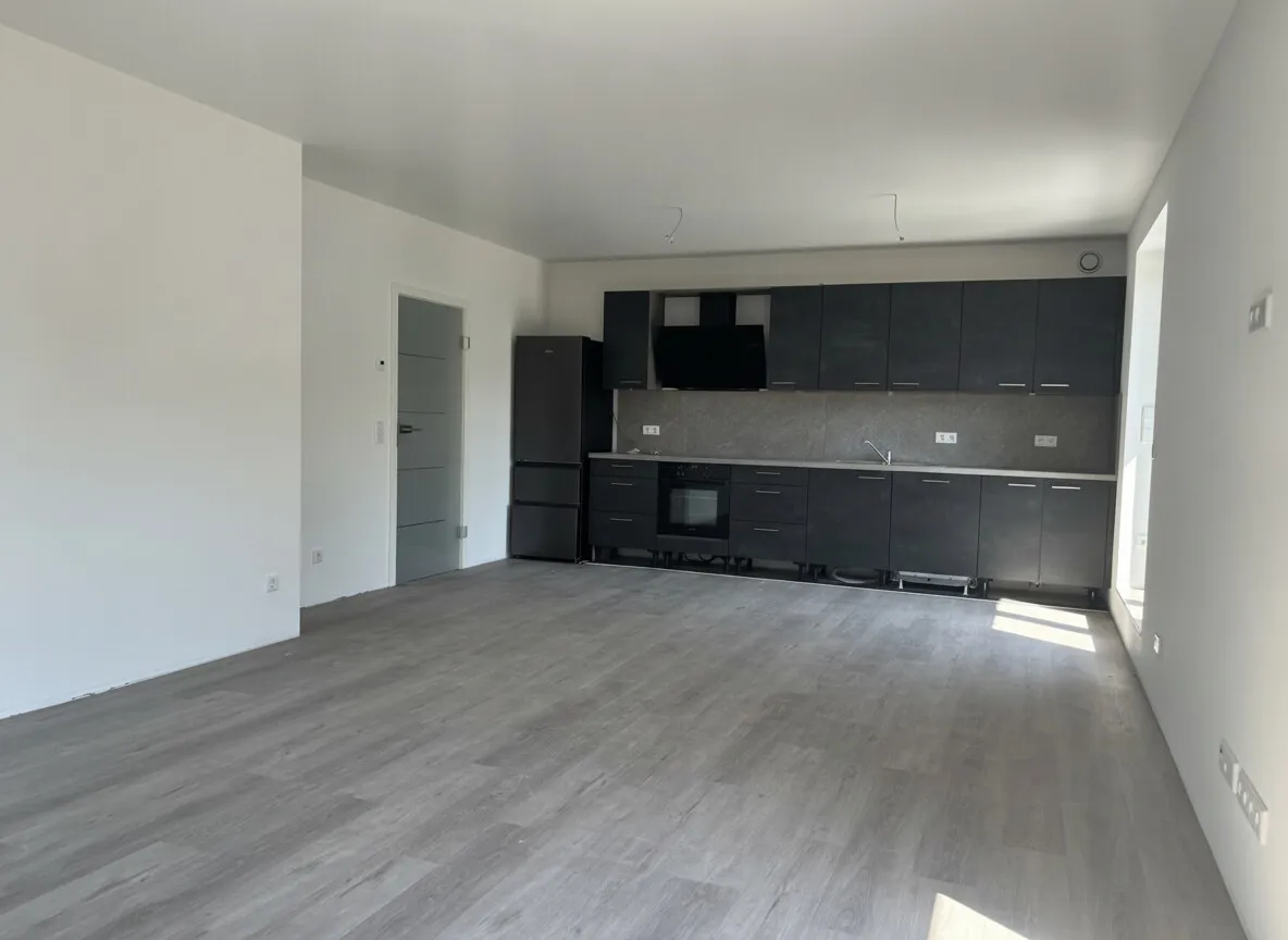 Wohnzimmer mit offener Küche