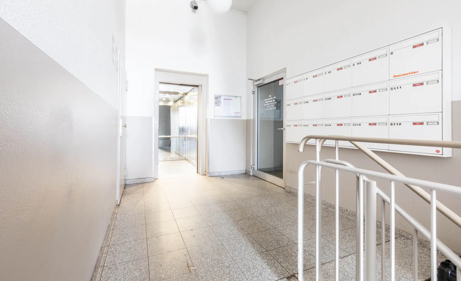Hausflur mit Briefkastenanlage