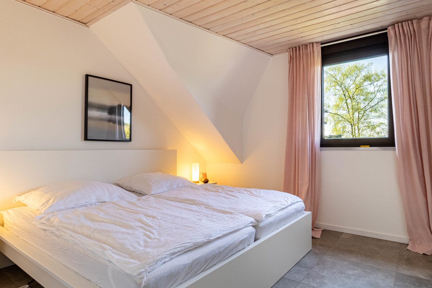 Schlafzimmer 1