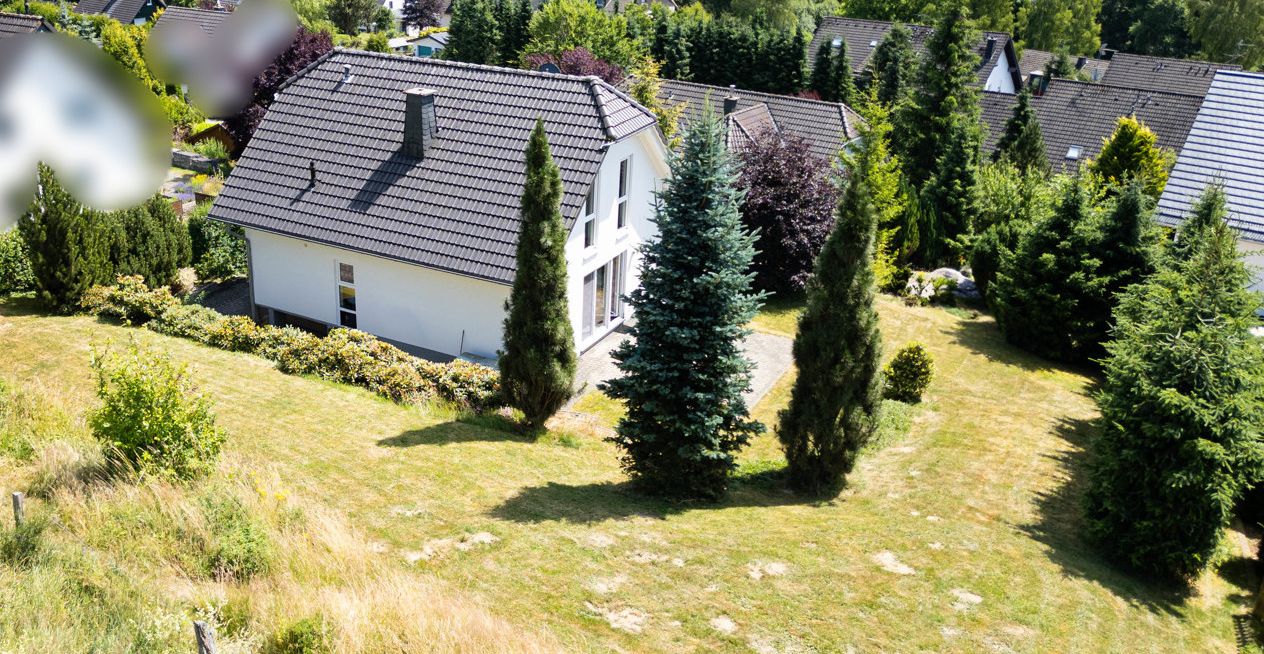 Außenansicht mit Garten