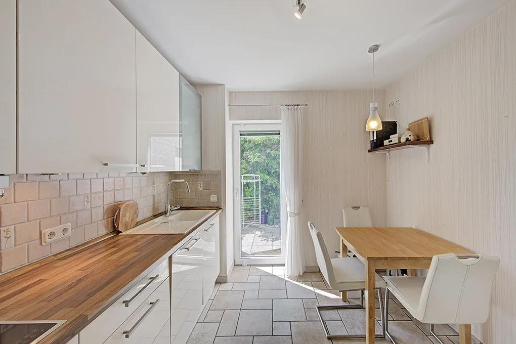 Küche mit Zugang zur seitlichen Terrasse