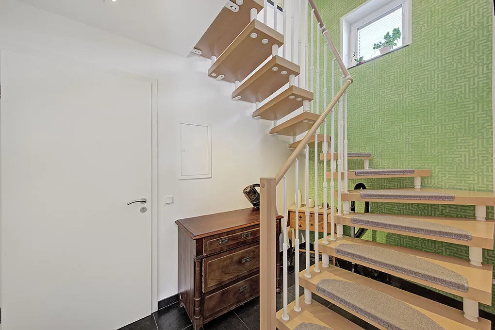 Eingangsbereich mit Treppe ins DG