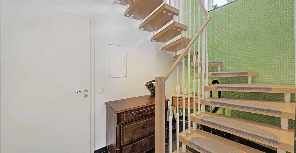 Eingangsbereich mit Treppe ins DG