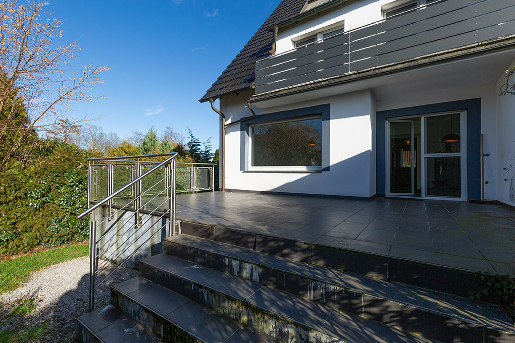 Terrasse mit Treppe zum Garten