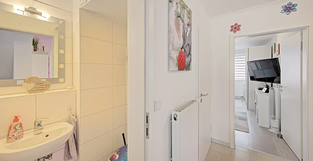 Gäste-WC mit Flurblick