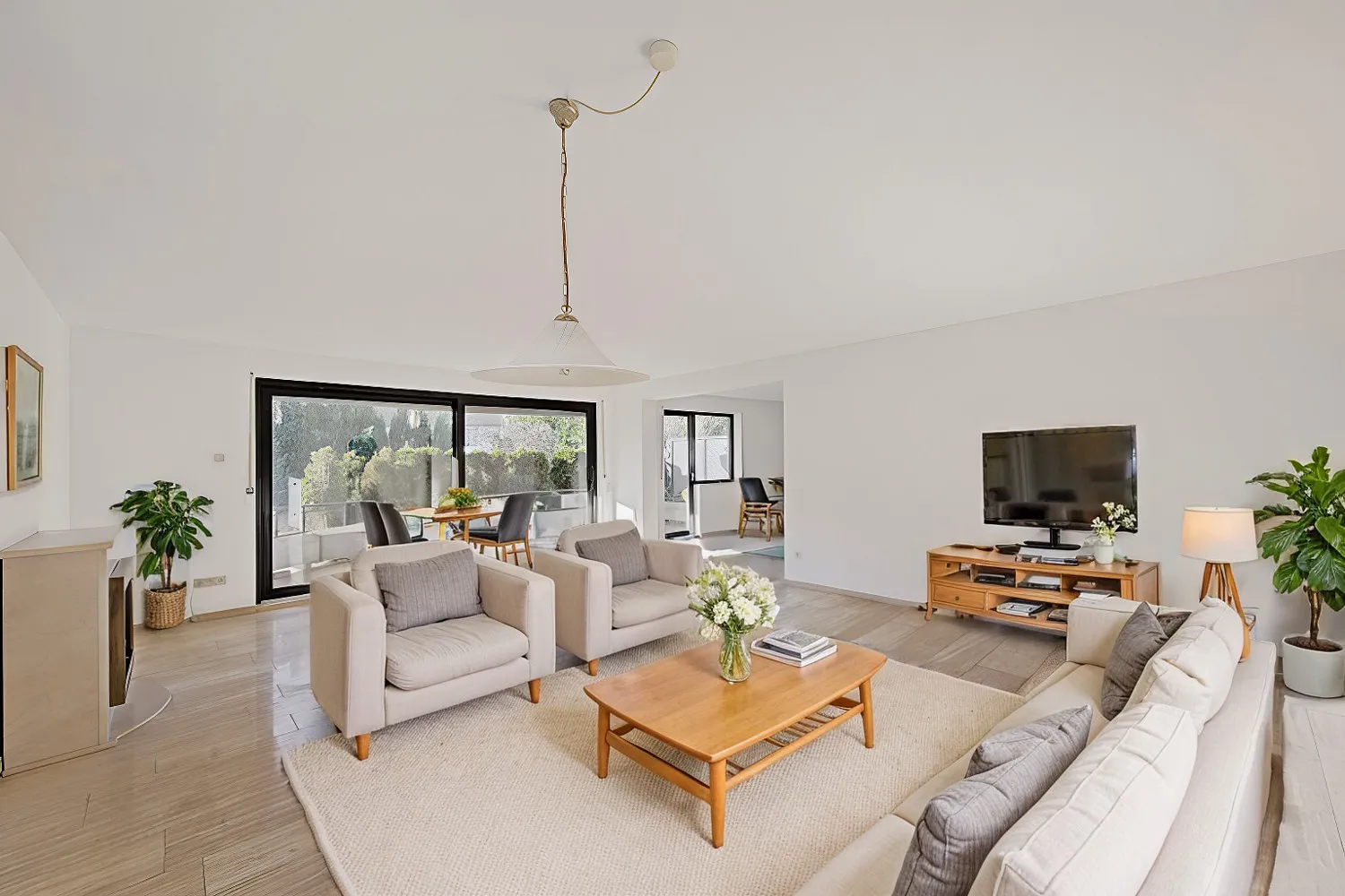 Spacious apartment with a sunny balcony