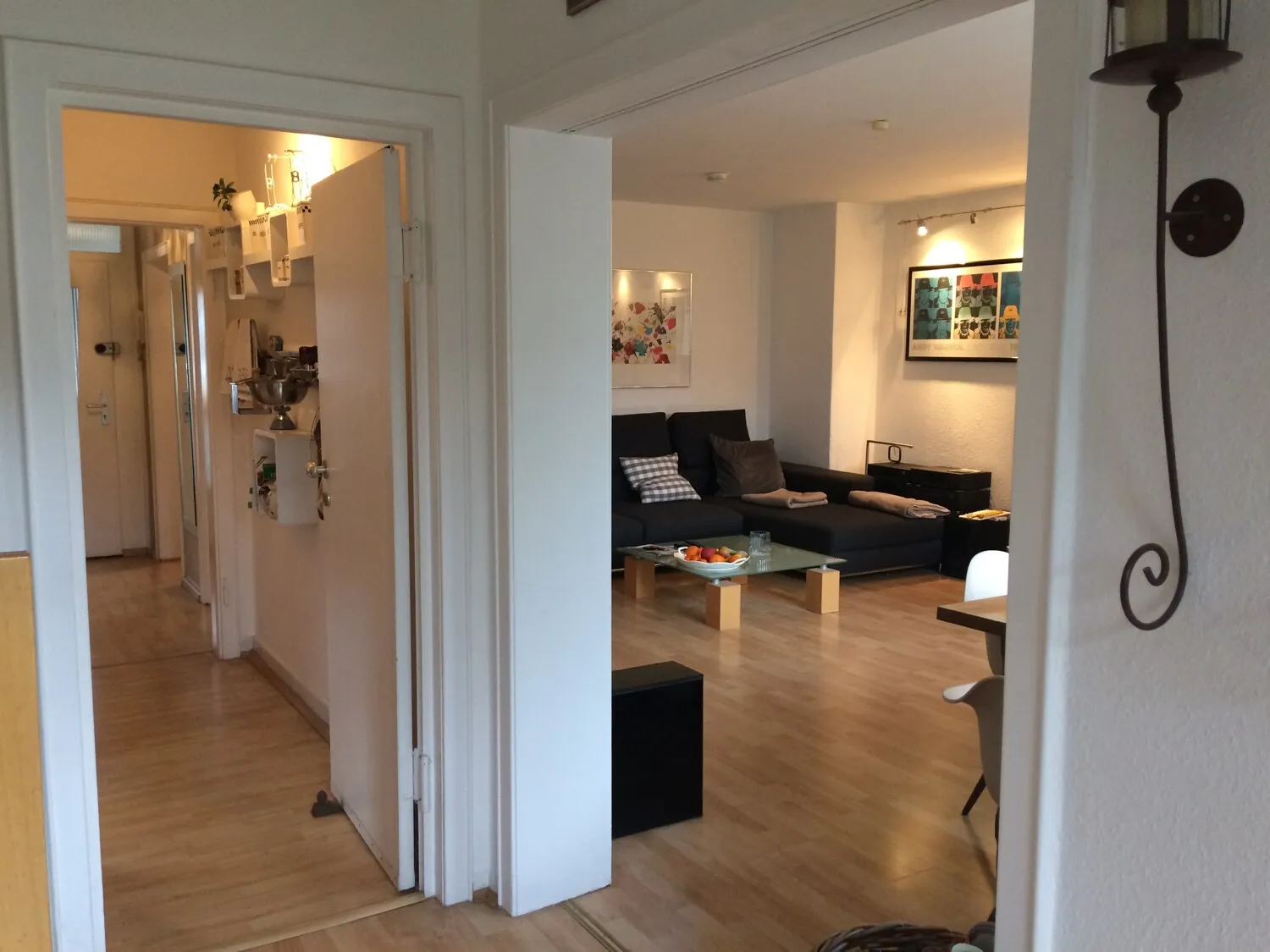 Flurblick mit Wohnzimmer im OG