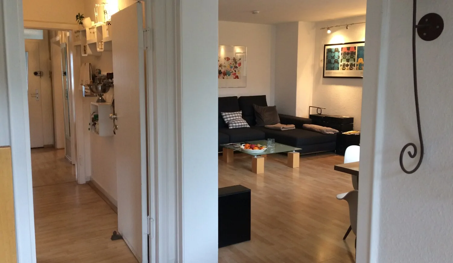 Flurblick mit Wohnzimmer im OG