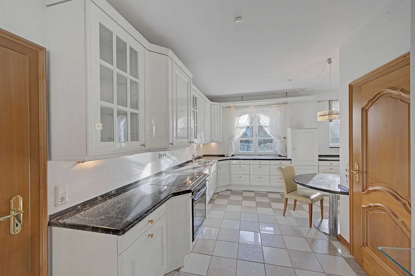 Küchenblick mit Garagen- und Dielentür