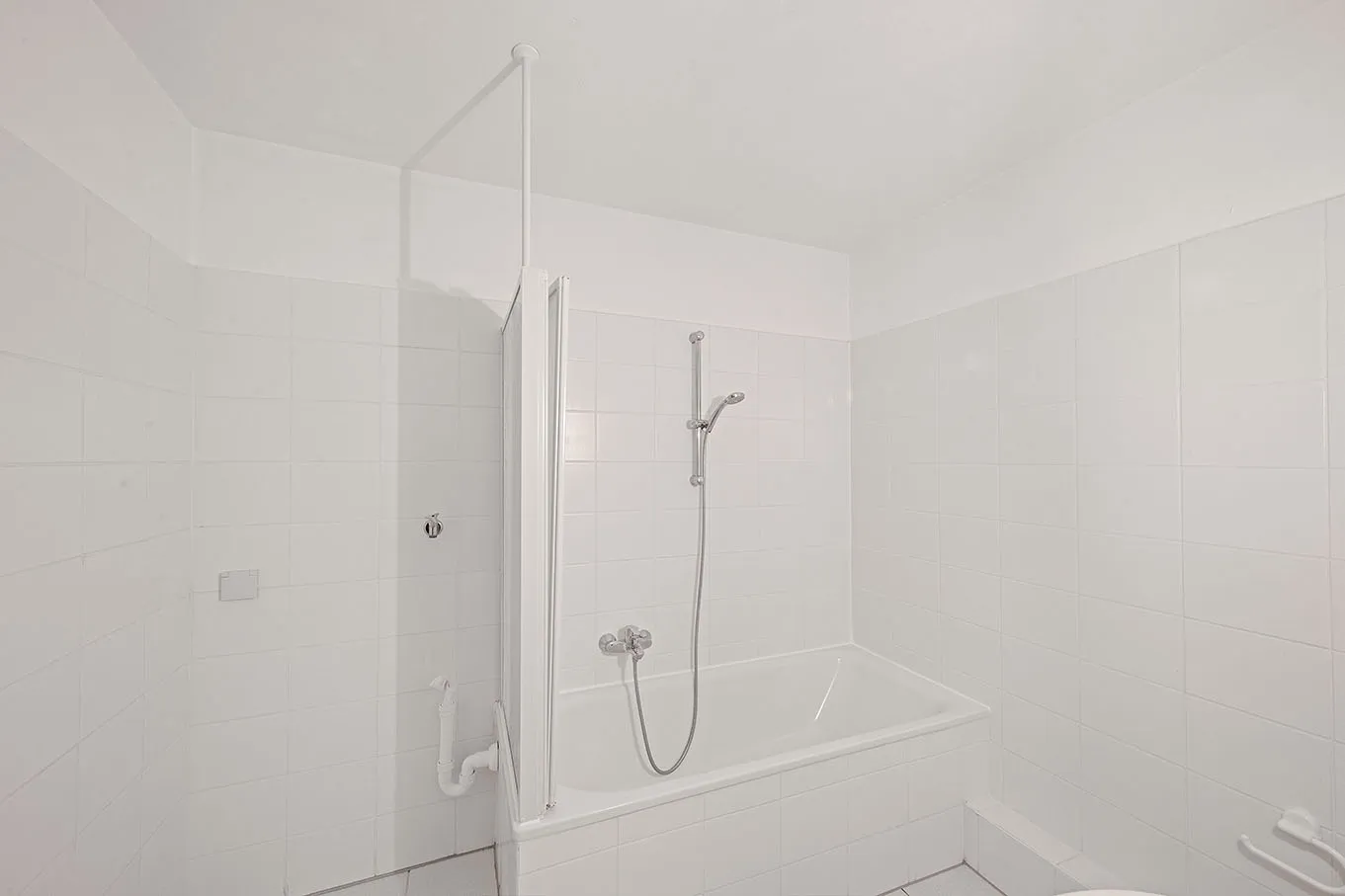 Bad mit Wanne und WM-Anschluss