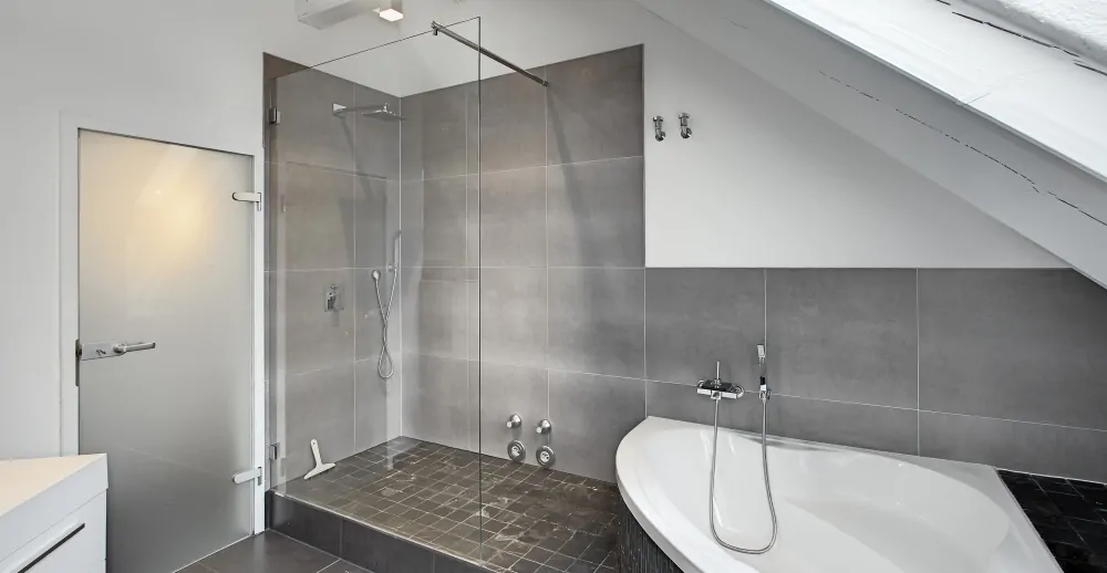 Dusche und Eckbadewanne